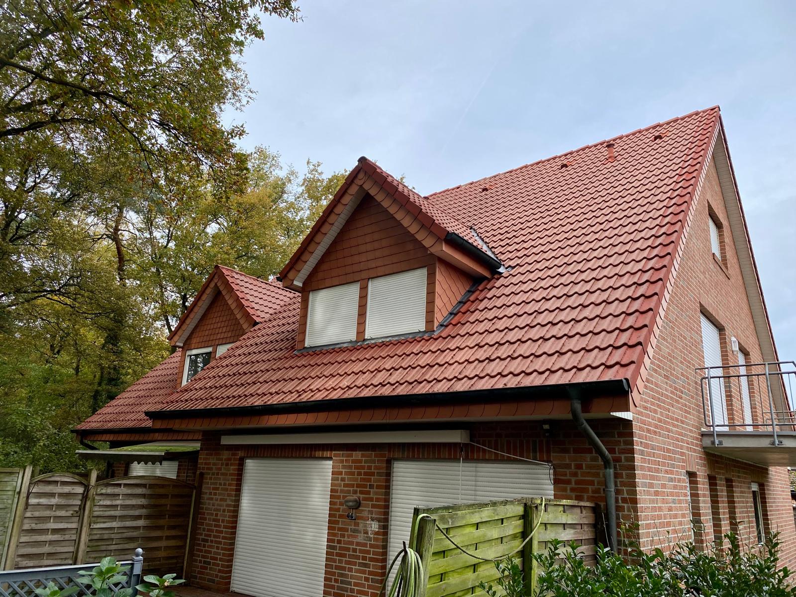 Dachreinigung Bawinkel Nachher: Das gereinigte Dach strahlt in neuem Glanz.